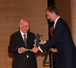 Don Felipe hace entrega a Txomin Bereciartua del Premio de la Fundación Príncipe de Girona 2013, otorgado en su categoría "Entidad", a la Fu